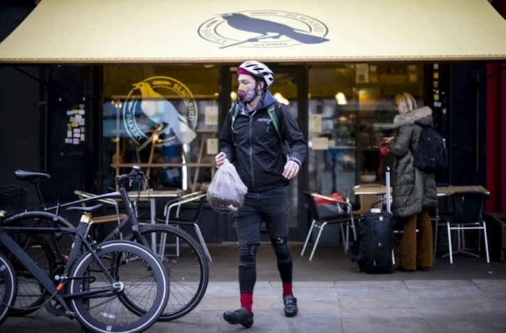 Un employé d'Upcircle collecte du marc de café pour en faire des cosmétiques, le 10 février 2022 à Londres