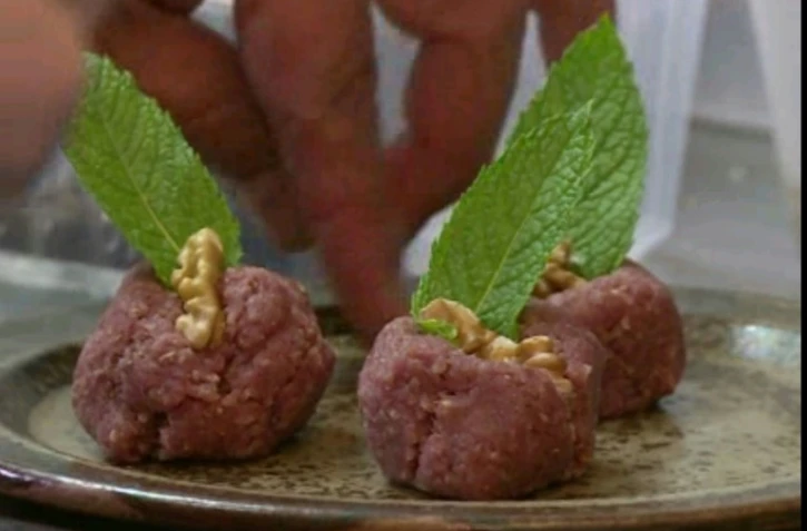 Un tartare de boeuf préparé par Nabil Attar, réfugié de Damas, à Pantin, près de Paris, le 12 juin 2017