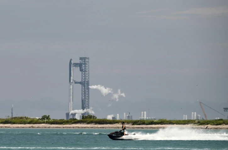 La mégafusée Starship de SpaceX sur son pas de tir, le 24 août 2025 au Texas