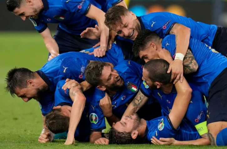 La joie des Italiens après le but du milieu de terrain Manuel Locatelli contre la Suisse, lors de l'Euro 2020, le 16 juin 2021 au Stadio Olimpico à Rome