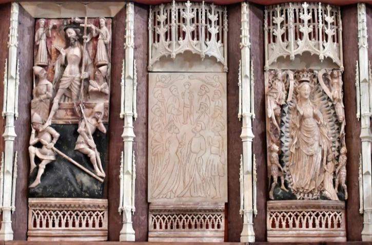 Détails du bas-reliefs en albâtre de la basilique Saint-Michel de Bordeaux, le 17 novembre 2016, dont sept sculptures ont été dérobées en 1984