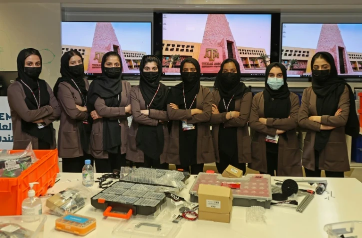 Une équipe de robotique afghane exclusivement féminine au laboratoire de l'université qatarie Texas A&M, à Doha, le 14 septembre 2021