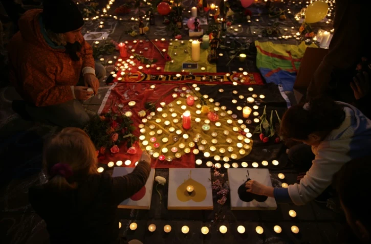 Bougies allumées en hommage aux victimes des attentats terroristes le 22 mars 2016 place de la Bourse à Bruxelles