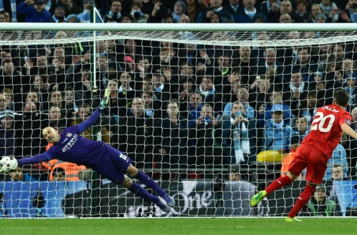 Le gardien de Manchester City Willy Caballero arrête le tir au but du milieu de terrain de Liverpool Adam Lallana, en finale de la Coupe de la Ligue, le 28 février 2016 à Wembley