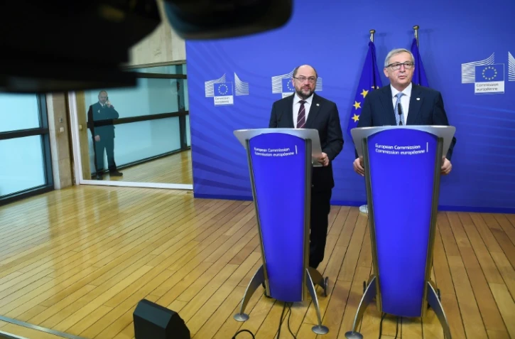 Le président de la commission européenne Jean-Claude Juncker (d) et le président du Parlement européen Martin Schulz, lors d'une conférence de presse à Bruxelles le 17 décembre 2015