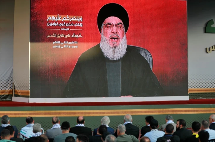Des partisans du Hezbollah regardent un discours télévisé de son chef Hassan Nasrallah dans la banlieue sud de Beyrouth, le 3 novembre 2023 au Liban