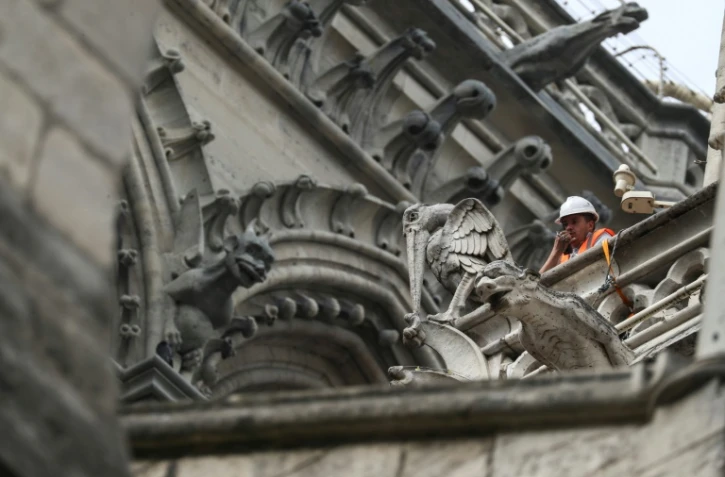 Un technicien sur le toit de Notre-Dame de Paris, le 23 avril 2019