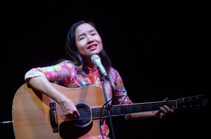 La poop star Mai Khoi lors d'un concert secret à Hanoï organisé par des dissidents vietnamien, le 21 mai 2016  