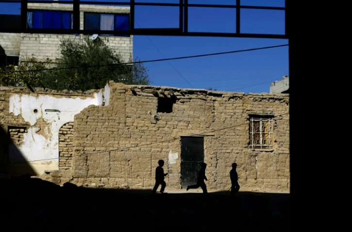 Des enfants syriens jouent dans le village de Hamoria, dans la Ghouta orientale, plus important fief rebelle près de Damas, le 13 novembre 2015