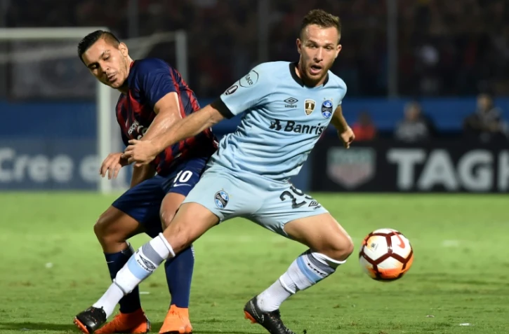 Le Brésilien Arthur (d), alors au Gremio Porto Alegre, à la lutte avec le Paraguayen Jorge Rojas du Cerro Porteno, lors d'un match de Copa Libertadoes, à Asuncion au Paraguay, le 17 avril 2018