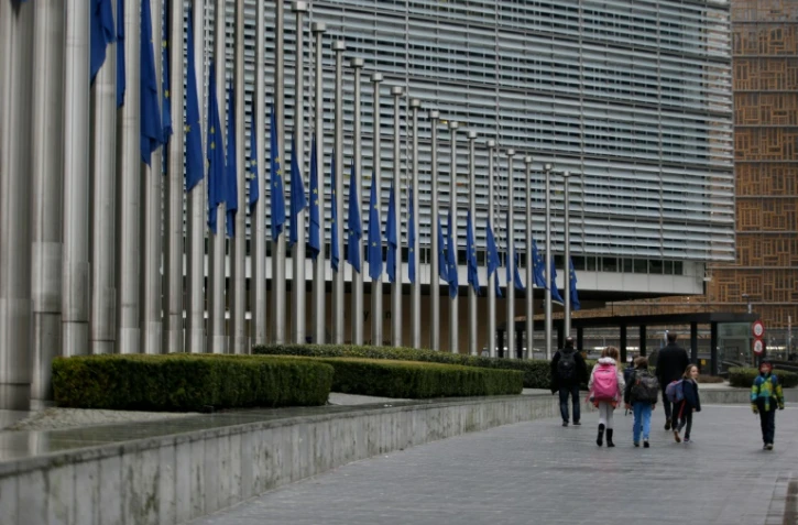Des drapeaux européens en berne 