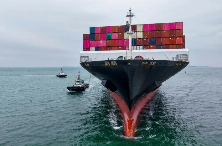 Un cargo entre dans le port de Qingdao, dans la province orientale du Shandong en Chine, le 13 octobre 2025