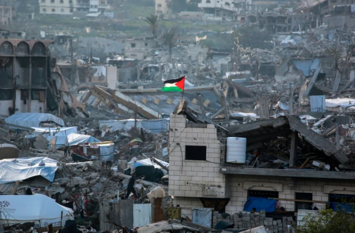 Un drapeau palestinien flotte au milieu des ruines, à Beit Lahia, dans le nord de la bande de Gaza, le 4 mars 2025