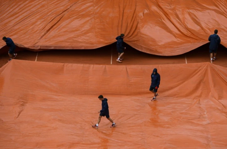 Le court central de Roland-Garros bùché en raison de la pluie, le 6 juin 2018