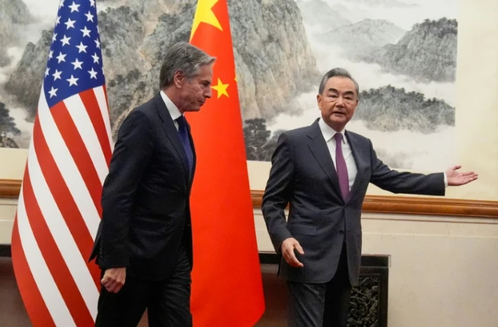 Le secrétaire d'Etat américain Antony Blinken (G) suit le ministre chinois des Affaires étrangères Wang Yi (D) à Pékin le 26 avril 2024