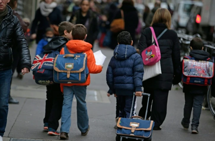 Des enfants partent à l'école le 16 novembre 2015 à Paris 