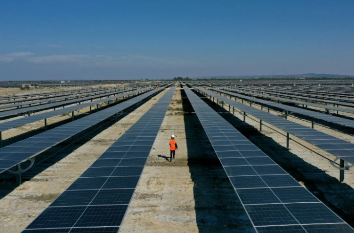 Vue aérienne des panneaux solaires de la centrale photovoltaïque de Karavasta, le 4 octobre 2023 en Albanie