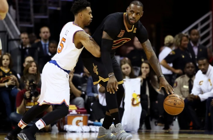 La star des Cavaliers LeBron James (d) face aux New York Knicks, le 25 octobre 2016 à Cleveland