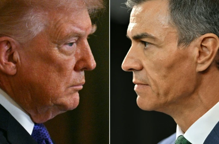 Combinaison d'images créée le 4 mars 2026 du président américain Donald Trump le 20 février 2026 à Washington et du Premier ministre espagnol Pedro Sanchez à Montevideo, le 22 juillet 2025 