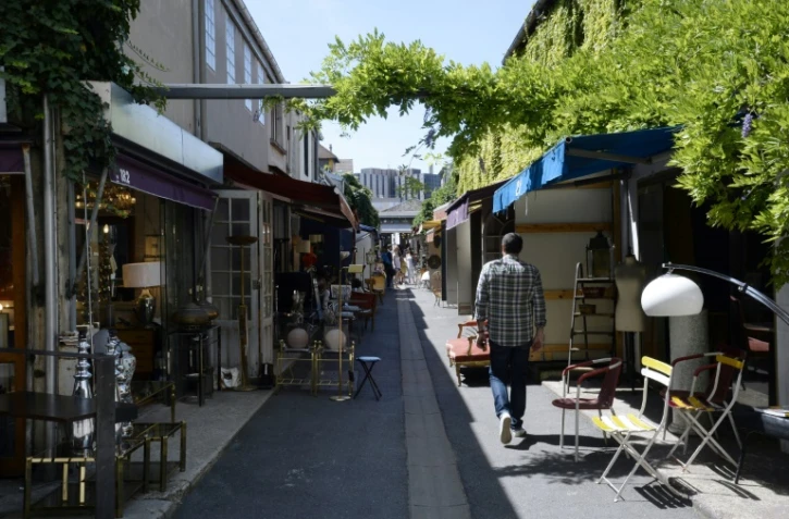 Une allée des Puces de Saint-Ouen, aux portes de Paris, en août 2013