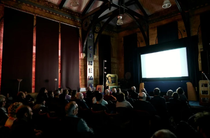 Des spectateurs assistent à la projection du film muet danois "The Mannequins" accompagnée d'une interprétation au piano, au musée du Cinéma à Londres, le 9 novembre 2024