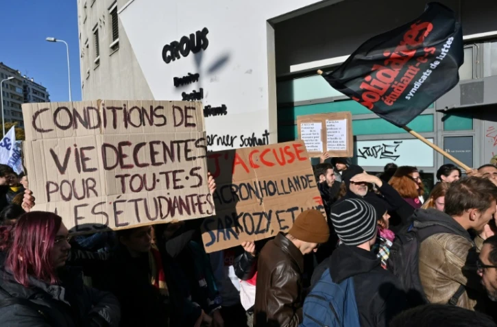 Des étudiants manifestent le 12 novembre 2019 devant le Crous à Lyon après que l'un d'entre eux s'est grièvement brûlé en s'immolant vendredi