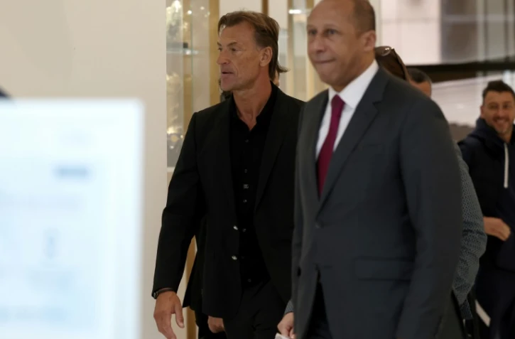 Hervé Renard (G) et le président par intérim de la Fédération française de football (FFF) Philippe Diallo au siège de l'instance à Paris le 30 mars 2023
