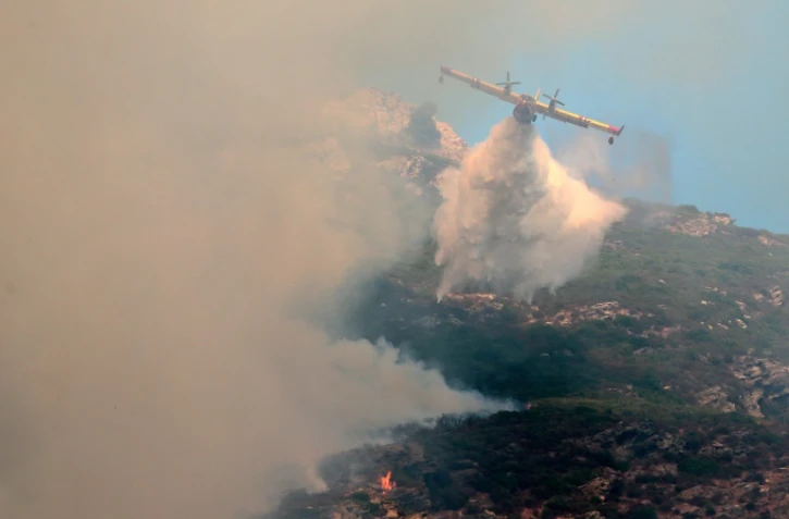 Un canadair survole l'incendie, qui menace des habitations de Haute-Corse, neuf personnes ont dû être évacuées dans la nuit