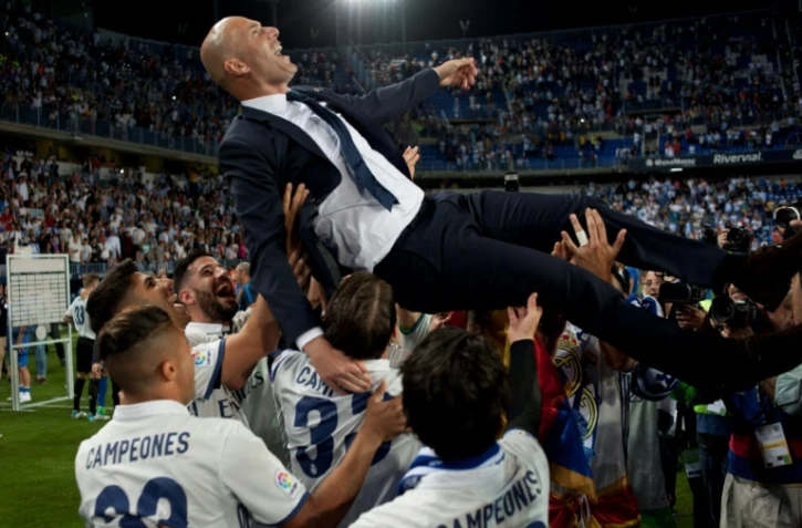 L'entraîneur Zinédine Zidane porté en triomphe par les joueurs du Real Madrid après avoir remporté le Championnat d'Espagne face à Malaga, le 21 mai 2017 à Malaga