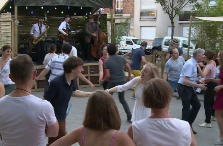 Sur un air de jazz entraînant, les couples se déchaînent sur une chorégraphie sortie tout droit des années 30... Revenu en grâce, le swing n'en finit plus de séduire un public jeune à travers le monde, à la recherche d?antidotes à la morosité.