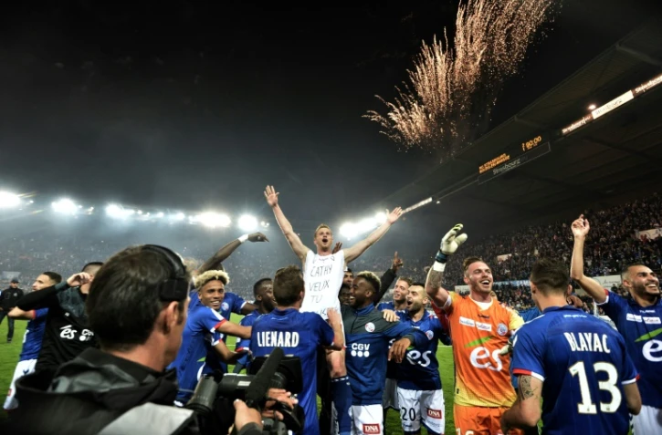 La fête et le feu d'artifices pour Strasbourg, champion de L2 après sa victoire sur Bourg-en-Bresse à La Meinau, le 19 mai 2017