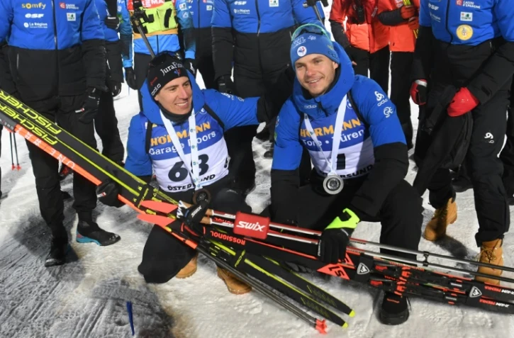 Emilien Jacquelin (g) et Quentin Fillon Maillet respectivement 2e et 3e du 10 km sprint de biathlon d'Östersund, le 2 décembre 2021 
