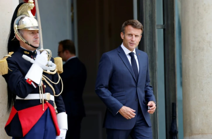 Le président Emmanuel Macron sur le perron de l'Elysée, le 1er septembre 2022 à Paris