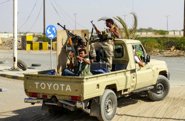 Forces loyalistes circulant en périphérie de la ville yéménite de Hodeida (ouest) le 18 novembre 2018