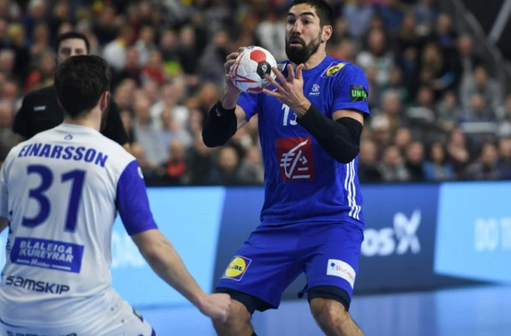 Le Français Nikola Karabatic face à l'Islandais Teitur Orn Einarsson au Mondial de handball, le 20 janvier 2019 à Cologne