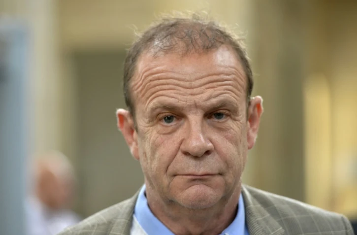 François-Marie Banier, photographe et confident de Liliane Bettencourt quitte le tribunal de Bordeaux, le 18 mai 2016