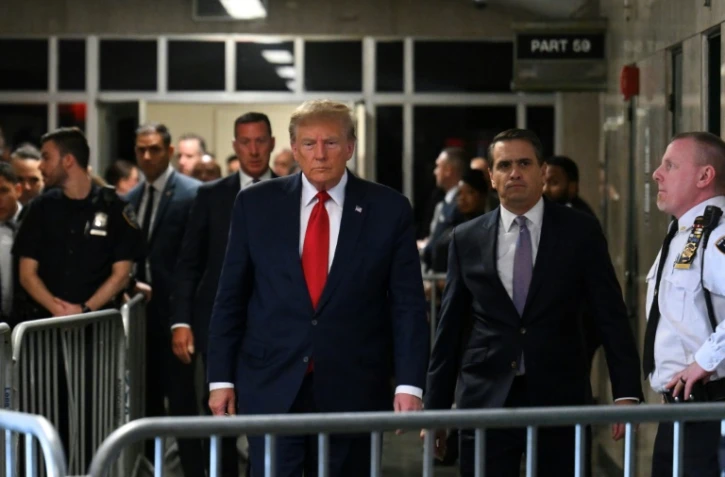 L'ancien président Donald Trump arrive au tribunal de Manhattan, le 15 février 2024 à New York