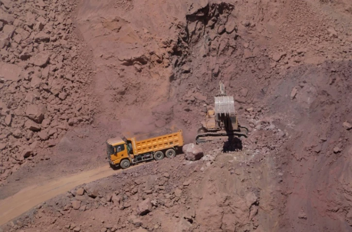 Des ouvriers de l'entreprise Talco Gold extraient de l'antimoine dans des carrières à ciel ouvert de la mine de Saritag, dans l'ouest du Tadjikistan, le 26 août 2025