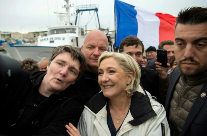 Marine Le Pen s'efforce de briser le "front du refus"