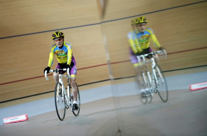 Robert Marchand, alors âgé de 102 ans, le 31 janvier 2014 lors de sa tentative du record de l'heure au vélodrome de Saint-Quentin-en-Yvelines