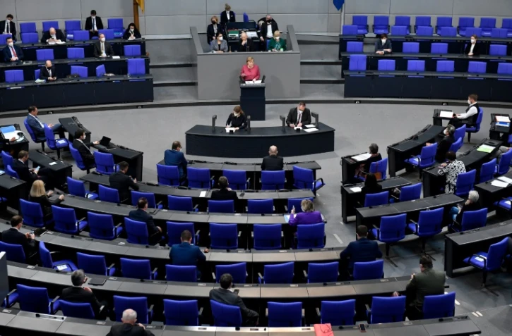 La chancelière allemande Angela Merkel prend la parole devant le Bundestag, le 16 avril 2021 à Berlin