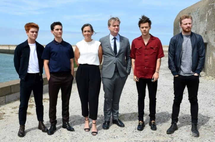 Tom Glynn-Carney, Fionn Whitehead, Emma Thomas, Christopher Nolan, Harry Styles et Jack Lowden, membres de l'équipe du film Dunkerque, posent à Dunkerque le 16 juillet 2017