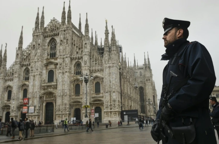 Un policier italien patrouille le 19 novembre 2015 près de la cathédrale de Milan, située sur la piazza del Duomo