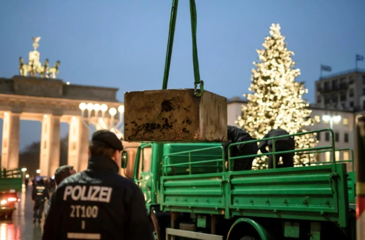 Installation de blocs de béton anti-intrusion, le 22 décembre 2016 à Berlin