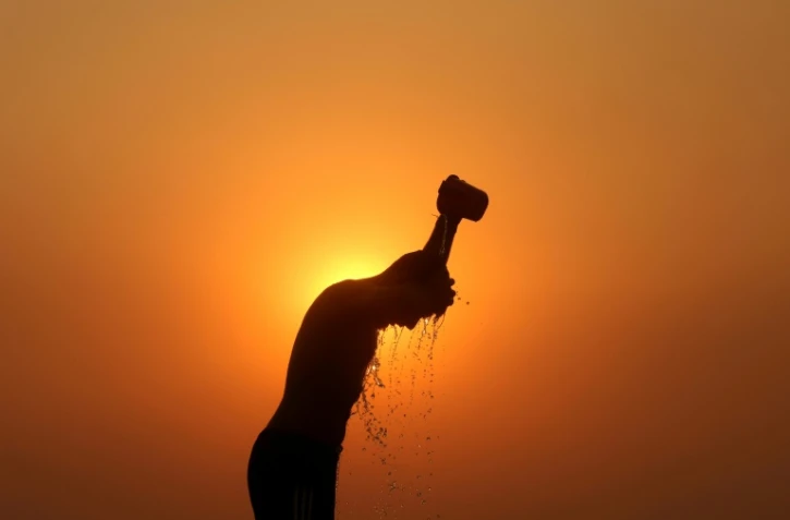 Silhouette d'un ouvrier lors d'une chaude journée d'été à Jammu, en Inde, le 1er juin 2024
