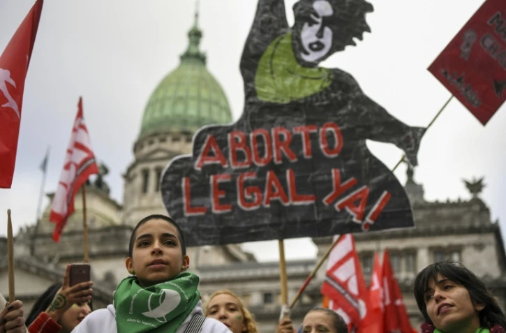 Des militants pro-avortement manifestent devant le parlement argentin à Buenos Aires, le 13 juin 2018