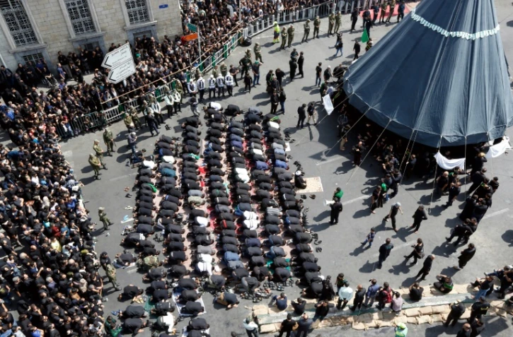 Des Iraniens commémorent la fête chiite de l'Achoura marquant l'anniversaire du martyre de l'imam Hussein, le troisième successeur du prophète, au Grand Bazar de Téhéran le 20 septembre 2018