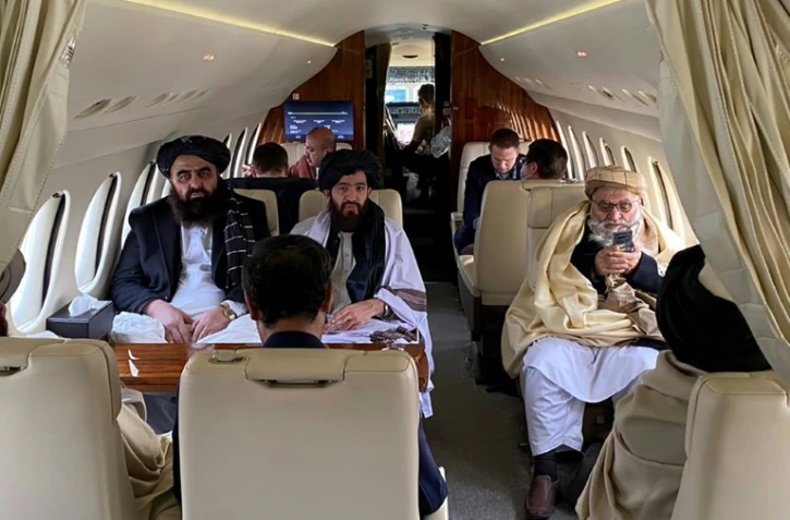 Photo prise le 22 janvier 2022 et fournie par les talibans afghans montrant leur délégation dont le ministre des Affaires étrangères Amir Khan Muttaqi (G) à son départ de Kaboul pour Oslo