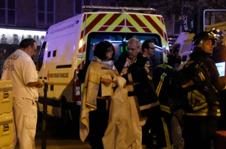 Des personnes blessées lors de l'attaque terroritse au Bataclan le 13 novembre 2015 à Paris