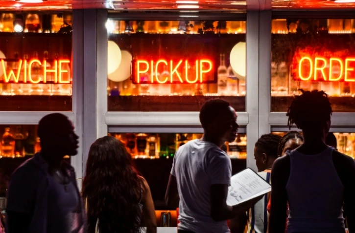 File d'attente devant un restaurant de repas à emporter sur l'avenue de Miami, Ocean Drive, désertée, le 18 mars 2020